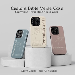 Op de afbeelding: Drie telefoonhoesjes in verschillende kleuren: lichtblauw, crème en mauve. Elk hoesje heeft een bloemenontwerp en een Bijbelvers. De teksten op de hoesjes luiden "Filippenzen 4:13", "Jeremia 29:11" en "2 Korinthe 5:7".