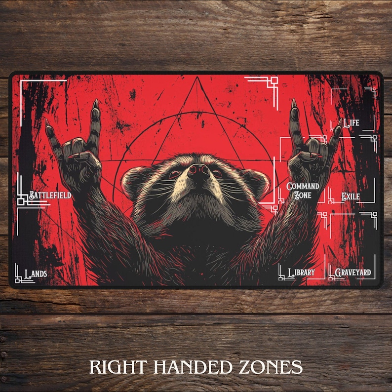 Peut inclure: Tapis de jeu rectangulaire avec un fond rouge et une illustration de raton laveur. Le raton laveur fait un geste de la main rock and roll. Le tapis porte le texte blanc "Battlefield", "Lands", "Command Zone", "Exile", "Life", "Library" et "Graveyard".