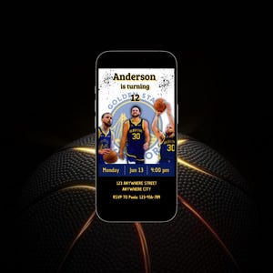 Puede incluir: La pantalla de un teléfono móvil que muestra una invitación de cumpleaños para Anderson, que cumple 12 años. La invitación presenta una foto de tres jugadores de baloncesto que visten camisetas de los Golden State Warriors. La invitación incluye la fecha, la hora y la dirección de la fiesta. También se incluye información sobre la confirmación de asistencia.