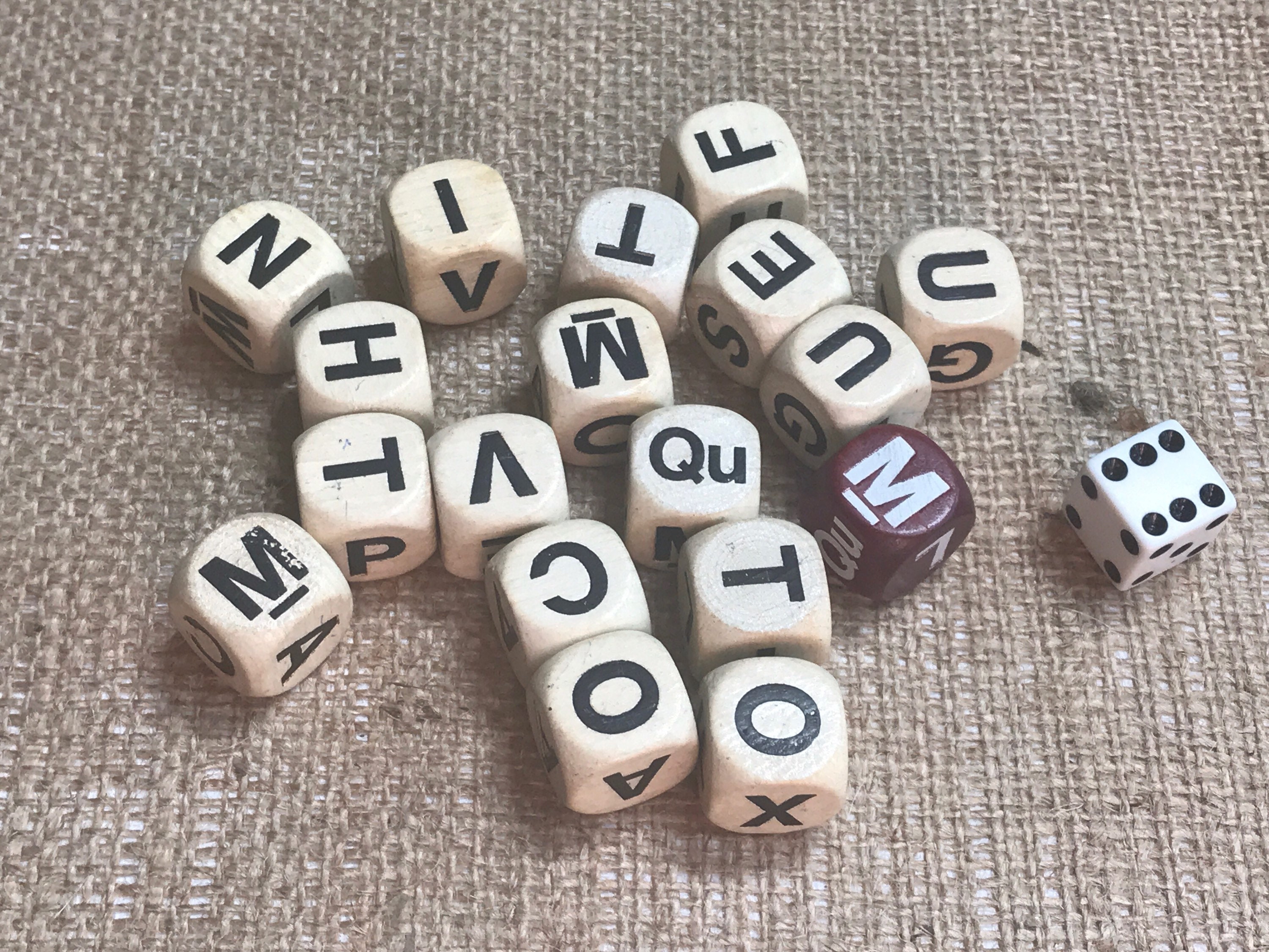 BOGGLE Game Replacement Pieces 16 WOOD LETTER CUBES Dice Full Set Games