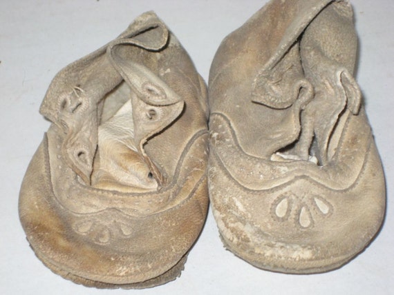 Vintage (1940s) Baby Shoes - image 4