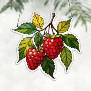 Può includere: Un ornamento decorativo in vetro raffigurante un ramo di lampone con due lamponi rossi maturi e foglie verdi e gialle. L'ornamento è sospeso da una catena d'argento, perfetto per aggiungere un tocco di arte ispirata alla natura.