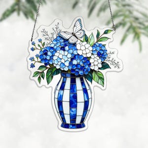 Puede incluir: Una taza de cerámica blanca con un asa negra y el texto "But First, Coffee" en negro, con una fuente de estilo manuscrito. La taza está sobre una superficie blanca.