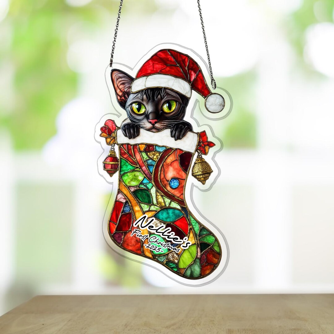 サンタ帽をかぶった黒いスフィンクス猫のアクリル製サンキャッチャー