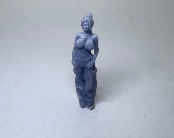 Miniatura de chica cholo impresa en 3D a escala 1:64 - Sin pintar -
