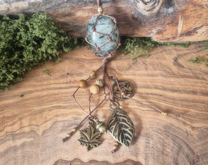 Macrame keychain with prehnite | Handmade | Spiritual crystal pendant | Intuition & heart energy | Boho