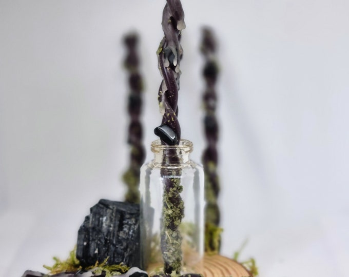 Quickie ritual candle for protection made of beeswax with obsidian and sage