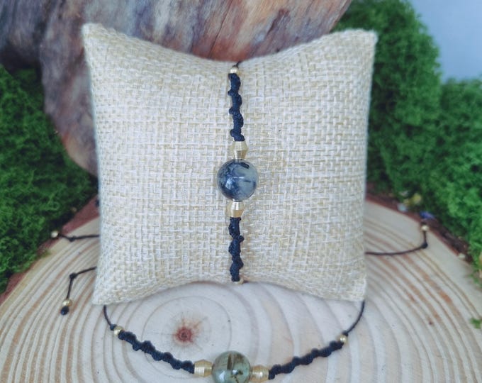Macrame bracelet with prehnite bead – harmony & heart opening