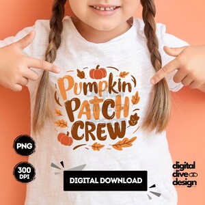 Könnte beinhalten: Ein weißes T-Shirt mit einem Grafikdesign aus einem Kürbis, Blättern und dem Text "Pumpkin Patch Crew". Das Design ist in Orange, Braun und Grün gehalten. Das Shirt ist ein digitaler Download.