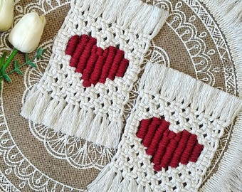Coppia di sottobicchieri rettangolari con cuore bordeaux – macramè fatto a mano – Regalo San Valentino