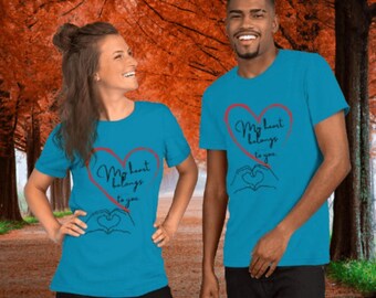 Puede incluir: Una pareja lleva camisetas azules turquesa a juego con un gráfico de corazón rojo y el texto "Mi corazón te pertenece".