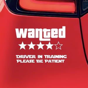 Wanted Level Car Decal – Til je rit naar een hoger niveau met GTA Vibes – Ideaal voor nieuwe bestuurders en game-enthousiastelingen! Studentenchauffeur!
