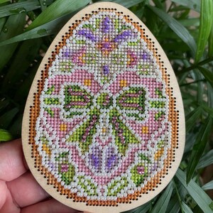 Charmigt påskäggsmönster med korsstygn, broderimönster, ljusa färger, söta ornament, enkelt gör-det-själv-projekt, livfulla ornament, modern design