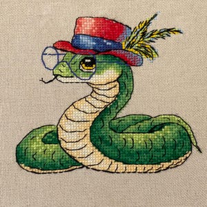 Bedårande ormkorsstygnsmönster - Söt grön reptildesign - Digital nedladdning Kinesiskt horoskop Pyton i hatt PDF Litet broderi