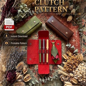 Könnte beinhalten: Ein digitales PDF-Schnittmuster für ein Stifteetui und eine Clutch, bestehend aus einem roten Lederetui mit drei Stiften und einem blattförmigen Schlüsselanhänger. Das Bild zeigt ein geschlossenes olivgrünes Etui, ein braunes Etui und ein offenes rotes Etui.