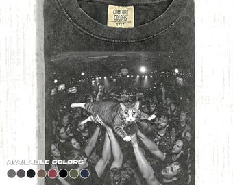 Comfort Colors® Crowd Surf Cat Shirt | Funny Animal Meme Tee | Cat Shirt | Unisex Graphic T Shirt Cat Photo T-Shirt | Unisex Graphic Tee
