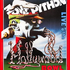 Puede incluir: Un cartel de película vintage de "Monty Python Live at the Hollywood Bowl". El arte presenta una ilustración surrealista de la cara de un hombre con un megáfono y una mano enguantada. El título está en letras grandes y en negrita.