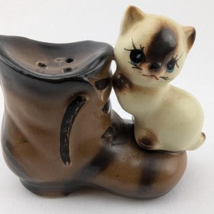 Adorable Vintage Siamese Cat on Boot Salt Pepper Shaker Kitty Kitten Cute Kitsch Spice Figurine Animal Art Decor Collection Table Kitchen