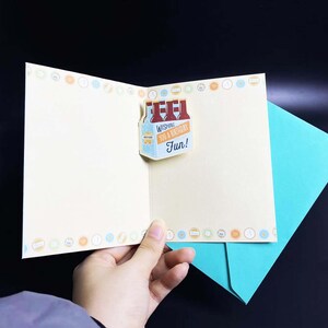 Carte de voeux amusante avec une bière pop-up, carte de voeux personnalisée en 3D avec une bière créative, cadeau d'anniversaire pour carte de voeux 3D miniature avec une bière pop-up