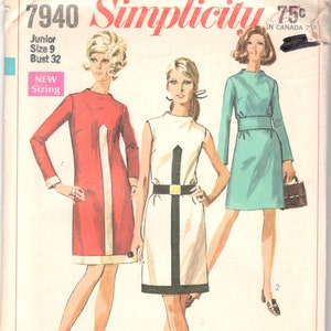 Può includere: Modello di cucito vintage Simplicity numero 7940 per un abito junior taglia 9 con una misura di seno di 81 cm. Il modello include tre diversi stili di abito: un abito rosso con rifiniture bianche, un abito bianco con rifiniture nere e un abito turchese con una cintura. Il modello è etichettato come "taglio facile, cucito facile" e "Jiffy 2 o 3 pezzi principali del modello ciascuno".