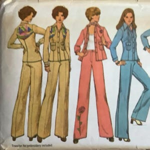 Op de afbeelding: Een vintage Simplicity naaipatroon voor een dames broekpak. Het patroon toont vier verschillende stijlen broekpakken in blauw, roze en bruin. Het patroonnummer is 7185.