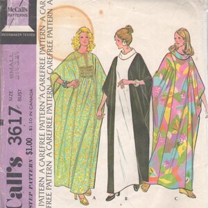 Può includere: Modello di cucito vintage McCall's 3617 per caftani da donna. Il modello presenta tre modelli di caftano: uno con stampa floreale verde chiaro, uno in bianco e nero e un altro con stampa floreale colorata. La taglia del modello è piccola, busto 80-83 cm.