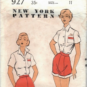 Op de afbeelding: Een vintage naaipatroon voor een wit, kort mouwig shirt en een rode rok. Het patroon is van New York Pattern en is maat 11. Het patroon kost 35 cent.