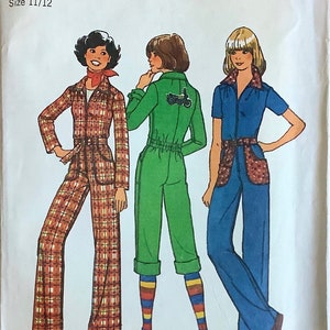 Peut inclure: Un patron de couture pour trois tenues différentes. Le patron est pour les tailles 11 et 12. La première tenue est une combinaison en tissu à carreaux avec une ceinture. La deuxième tenue est une combinaison verte avec un motif de moto sur le dos. La troisième tenue est une combinaison bleue avec une poche sur la jambe. Le patron est de Simplicity et le numéro du patron est 7642.
