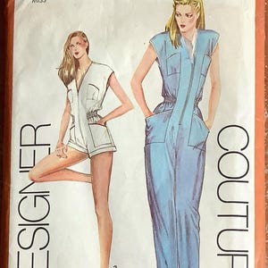 Può includere: Modello di cucito vintage Simplicity 9517 con due modelli di tuta. La copertina mostra illustrazioni di un romper bianco e una tuta blu. Il testo include "Designer Couture" e "Cathy Hardwick".