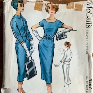 Könnte beinhalten: Vintage McCall's Schnittmuster für ein halbes Kleid und eine Jacke. Das Schnittmuster ist für Größe 4 1/2, Brustumfang 43, und ist auf weißem Hintergrund mit einer blauen und weißen Illustration von zwei Frauen gedruckt, die das Kleid und die Jacke tragen.