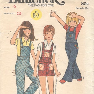 Puede incluir: Un patrón de costura vintage para pantalones de peto para niños. El patrón es para las tallas 4-12 e incluye tres estilos diferentes de pantalones de peto. El patrón es de Butterick y tiene el número 6352.