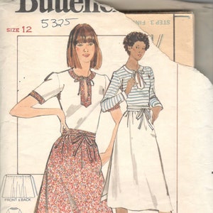 Könnte beinhalten: Vintage Schnittmuster mit Illustrationen von zwei Frauen in Kleidern. Ein Kleid hat einen geblümten Rock, das andere ein gestreiftes Oberteil und einen weißen Rock. Das Muster ist mit "Butterick" und "5325" gekennzeichnet.