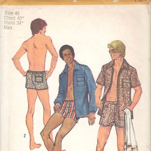 Op de afbeelding: Een Simplicity naaipatroon envelop 5712 voor maat 40, borstomvang 40 inch, taille 34 inch. De illustratie toont drie figuren in shorts, een blauw jasje en een overhemd met korte mouwen met patroon, waarvan één een witte handdoek vasthoudt.