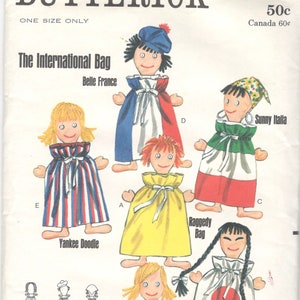 Op de afbeelding: Een vintage naaipatroon voor het maken van internationale ragdolls. Het patroon bevat instructies voor het maken van poppen die Frankrijk, Italië, de Verenigde Staten, Japan en het Verenigd Koninkrijk vertegenwoordigen. Elke pop is gekleed in een ander nationaal kostuum en heeft een unieke naam. Het patroon is getiteld "The International Bag" en is van Butterick patroon nummer 4203.