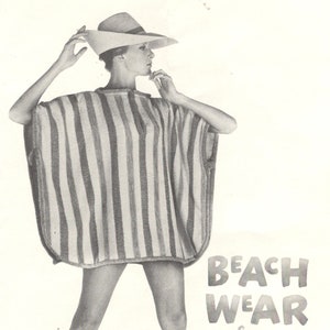 Op de afbeelding: Een vrouw draagt een gestreept strandjurk gemaakt van Cannon handdoeken. De jurk is gemaakt van katoen en is perfect voor een dagje op het strand. De tekst op de afbeelding luidt "Beach Wear from Cannon Towels. Trade Mark Cannon All Cotton."