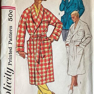 Op de afbeelding: Vintage Simplicity patroon 2312 voor een badjas in maat Large. Het patroon toont illustraties van badjassen in rood ruit, blauw en wit. Het patroon is gedrukt op papier en bevat de tekst "Printed Pattern 50c".