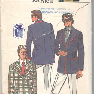 Puede incluir: Un patrón de costura vintage para una chaqueta. El patrón es para un pecho de 91 cm e incluye instrucciones para dos estilos diferentes. El patrón es de Vogue Patterns for Men.