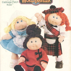 Puede incluir: Un patrón de costura vintage para ropa de Cabbage Patch Kids World Traveler. El patrón incluye tres atuendos diferentes: un vestido azul con un delantal blanco, un atuendo rojo de estilo chino y una falda escocesa con una camisa blanca. El patrón es de la década de 1980 y presenta una ilustración vintage de tres muñecas Cabbage Patch Kids usando los atuendos.
