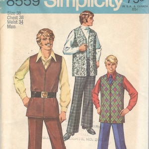 Puede incluir: Un patr&oacute;n de costura vintage de Simplicity para chalecos de hombre. El n&uacute;mero del patr&oacute;n es 8559 y el precio es de 75 centavos. El patr&oacute;n muestra tres estilos de chalecos diferentes, uno con una textura de piel, otro con un color marr&oacute;n y otro con un patr&oacute;n de rombos.