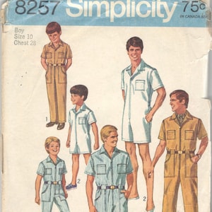 以下が含まれることがあります： 男の子用のジャンプスーツのヴィンテージなシンシティの裁縫パターンです。パターン番号は8257で、価格は75セントです。パターンには、すべて半袖のジャンプスーツが4つの異なるスタイルで含まれています。ジャンプスーツは、ストライプ、無地、柄など、さまざまな生地で作られています。