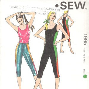 Könnte beinhalten: Ein Schnittmuster für einen schwarzen und grünen Jumpsuit mit roten und grünen Verzierungen. Das Schnittmuster ist von Kwik Sew Pattern Co., Inc. und ist für die Größen XS-S-M-L. Die Schnittmuster-Nummer ist 1995.