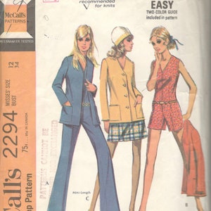 1970er Jahre McCalls 2294 Misses Zip Front V Hals Jumpsuit Mini Rock und Jacke Muster Strampler Damen Vintage Schnittmuster Größe 12 B 34