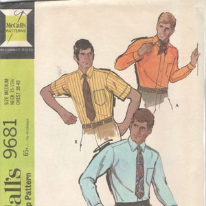 Può includere: Modello di cucito vintage McCall's 9681 per camicie affusolate da uomo. L'illustrazione mostra tre stili di camicia: una camicia a righe gialle a maniche corte con cravatta, una camicia arancione a maniche lunghe e una camicia azzurra a maniche lunghe con cravatta a paisley.