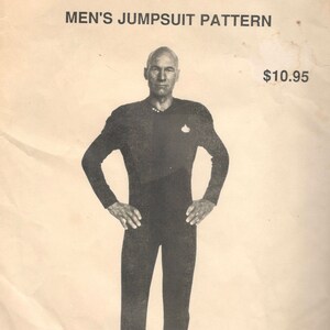Peut inclure: Une photo en noir et blanc d'une personne portant une combinaison noire. Le texte "STAR TREK: NEXT GENERATION MEN'S JUMPSUIT PATTERN $10.95" est visible dans le coin supérieur droit de l'image.