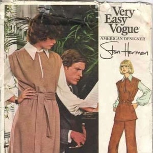 Può includere: Un modello di cucito vintage per un abito e pantaloni. Il modello è di Very Easy Vogue e disegnato da Stan Herman. L'abito è marrone e ha una cintura. I pantaloni sono marroni e a gamba larga. Il numero del modello è 1083.