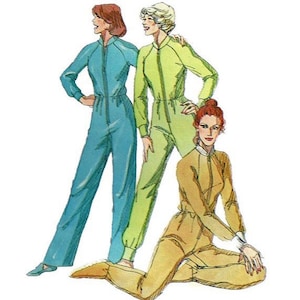 Könnte beinhalten: Drei Frauen tragen Jumpsuits in verschiedenen Farben. Der Jumpsuit links ist blau, der Jumpsuit in der Mitte ist grün und der Jumpsuit rechts ist gelb.