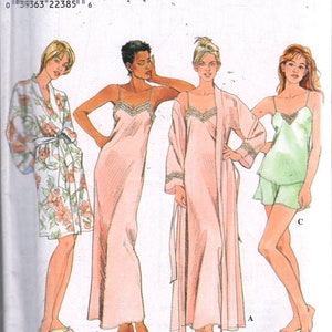 Può includere: Il modello Simplicity 8480 presenta illustrazioni di modelli di abbigliamento da notte. I modelli includono un accappatoio floreale, un lungo abito sottoveste rosa, un accappatoio rosa e un completo canotta e pantaloncini verde. Il modello include le taglie 16, 18 e 20.
