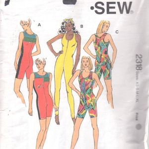 Könnte beinhalten: Ein Kwik Sew Schnittmuster, Musternummer 2318, mit Illustrationen von Sportbekleidung. Das Muster umfasst die Größen XS-XL. Die Designs umfassen einen gelben Overall, ein rotes und schwarzes Shorts-Set und ein bunt gemustertes Shorts-Set.