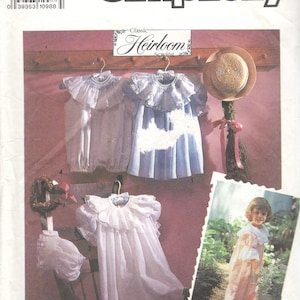 Può includere: Modello di cucito Simplicity numero 7135 per un abito da bambina con colletto a volant. Il modello include tre diversi stili di abiti, uno con un abito bianco, uno con un abito blu e uno con un abito rosa. Il modello è per le taglie 1-4.