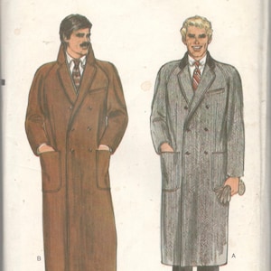 Könnte beinhalten: Vogue Patterns for Men Schnittmuster, Nummer 7467, Größe 42, für einen zweireihigen Mantel. Das Schnittmuster zeigt zwei Männer, die verschiedene Versionen des Mantels tragen, einen in Braun und einen in Grau.